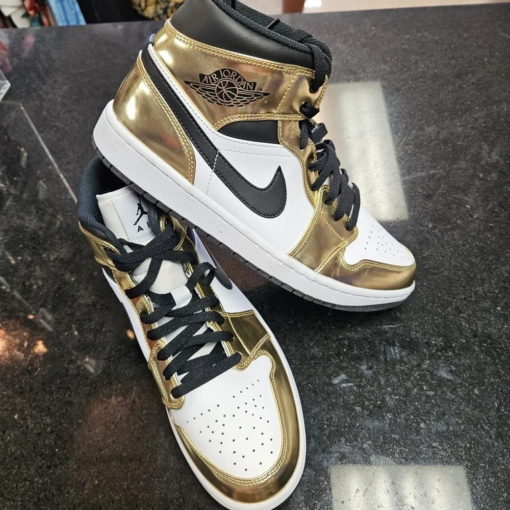Sz 10.5 2020 Air Jordan 1 Mid SE 'Metallic Gold'